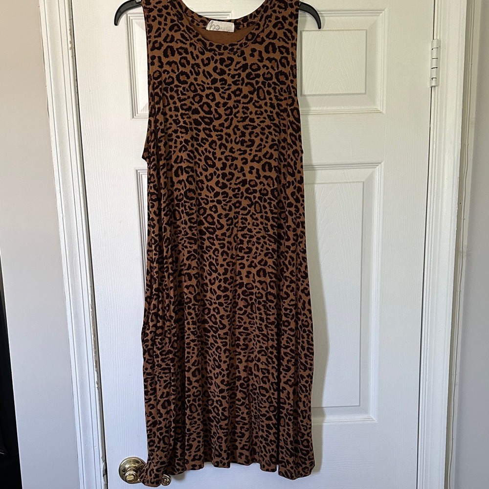 Chic Leopard Print Midi Dress